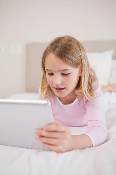 Portret van een klein meisje met behulp van een tablet pc — Stockfoto