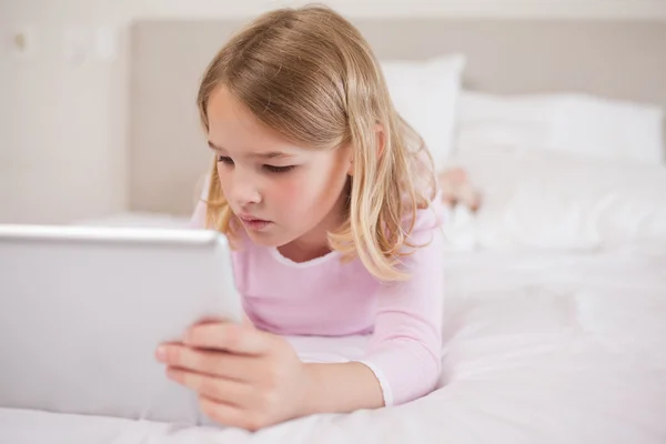 Küçük kız bir tablet bilgisayar kullanma — Stok fotoğraf