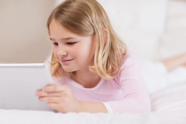 Menina bonito usando um computador tablet — Fotografia de Stock