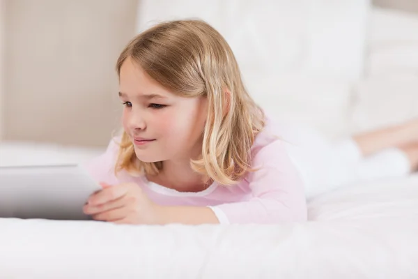 Dziecko za pomocą komputera typu tablet — Zdjęcie stockowe