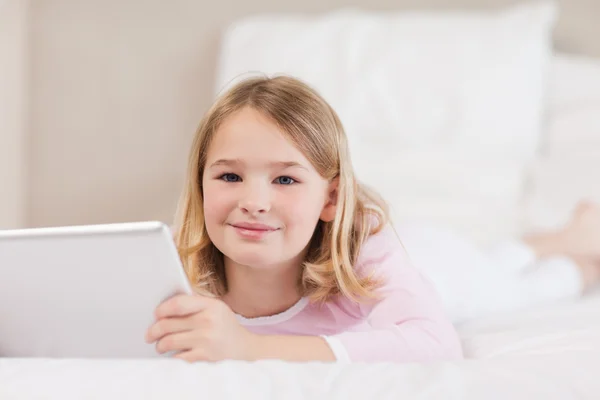 Симпатична дівчинка використовує планшетний комп'ютер — стокове фото