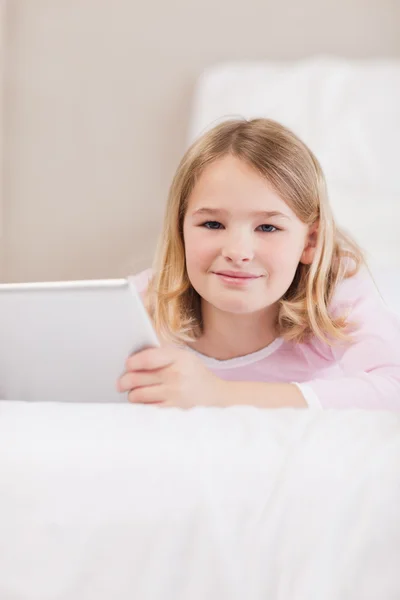 Πορτρέτο του ένα χαριτωμένο κοριτσάκι, χρησιμοποιώντας έναν υπολογιστή δισκίο — Φωτογραφία Αρχείου