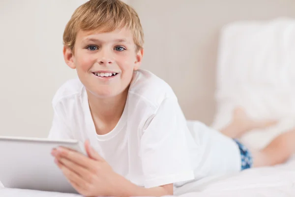 Tablet bilgisayar kullanan çocuk — Stok fotoğraf