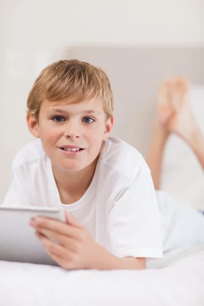 Podobizna chlapce pomocí tabletového počítače — Stock fotografie
