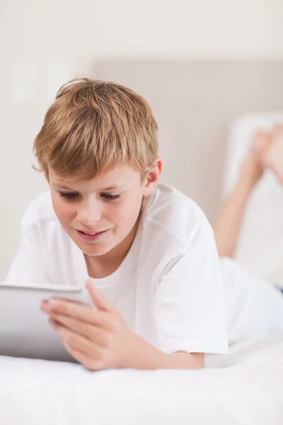 Portret młodego chłopca, przy użyciu komputera typu tablet — Zdjęcie stockowe