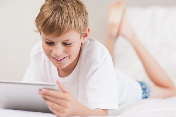 Genç çocuk bir tablet bilgisayar kullanma — Stok fotoğraf