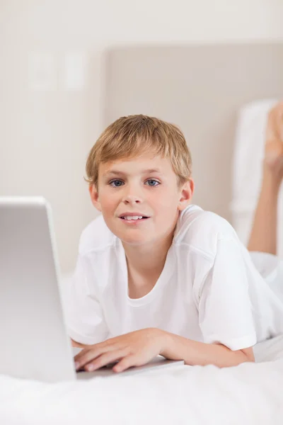 Retrato de um menino usando um laptop — Fotografia de Stock