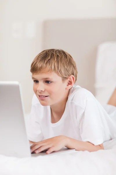 Portret ładny chłopiec, za pomocą laptopa — Zdjęcie stockowe