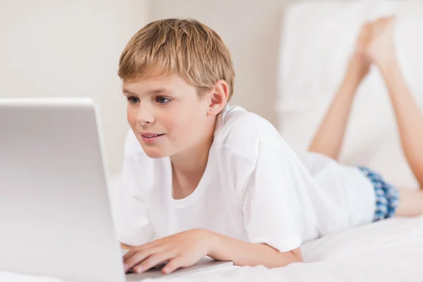 Bir dizüstü bilgisayar kullanarak çocuk — Stok fotoğraf