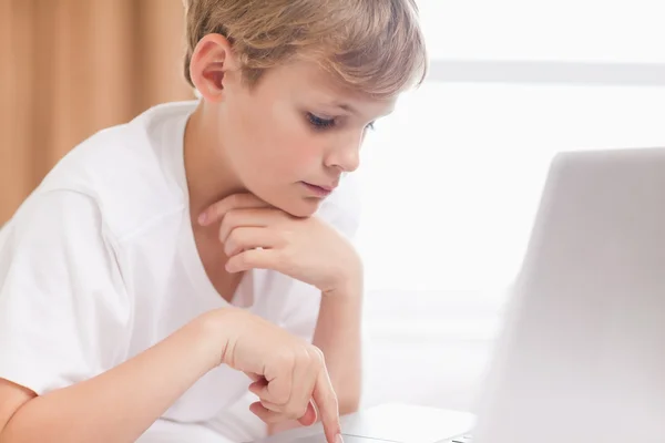 Молодий хлопчик використовує ноутбук — стокове фото