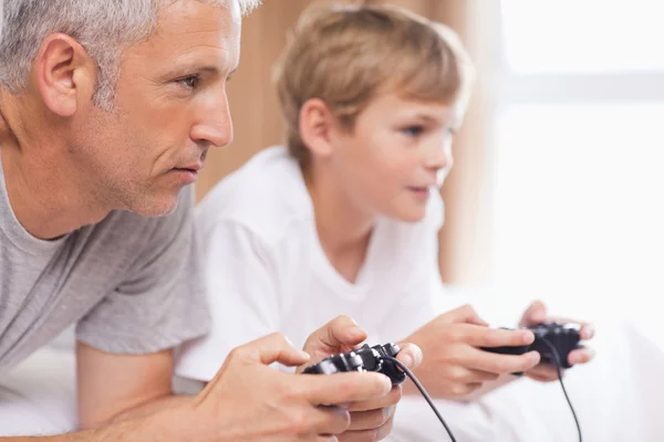 Padre giocare ai videogiochi con suo figlio — Foto Stock