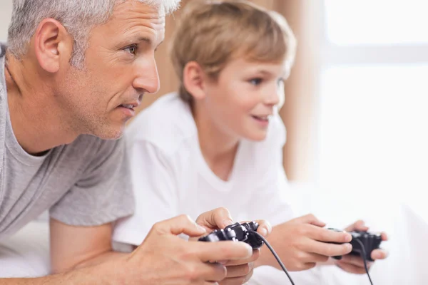 Père jouant à des jeux vidéo avec son jeune fils — Photo