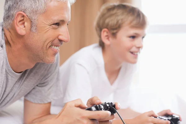 Pai e seu filho jogando videogames — Fotografia de Stock