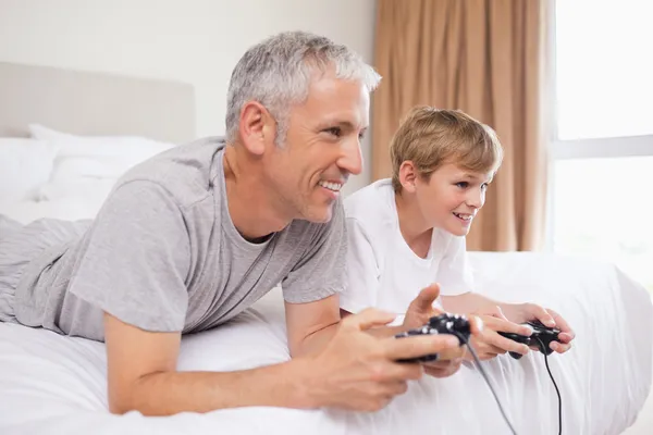 Mutlu baba ve oğlu video oyunları oynarken — Stok fotoğraf