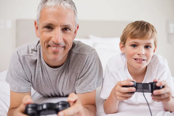 男孩和他父亲玩视频游戏 — 图库照片