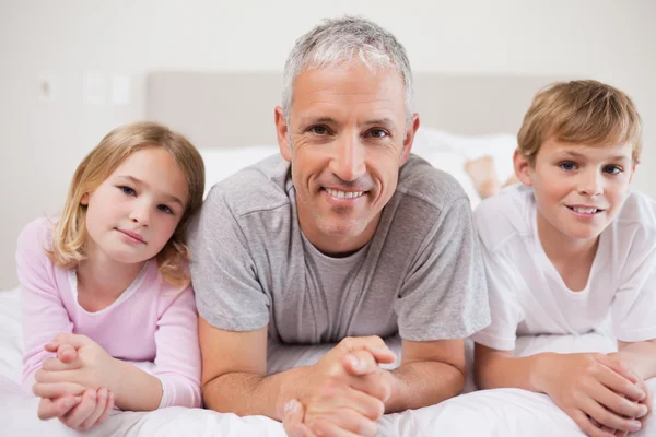 Siblings and their father posing — Stock Photo, Image