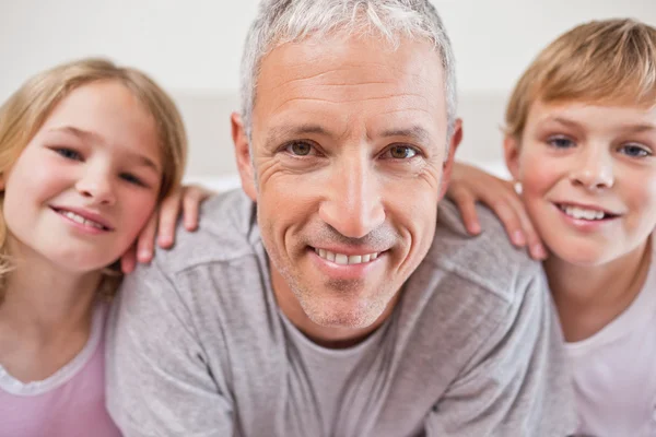 Close up of siblings and their father posing — Stock Photo, Image