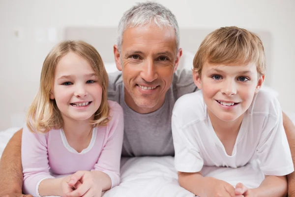 Smiling siblings and their father posing — Stock Photo, Image