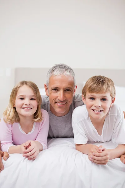 Portrait of siblings and their father posing — Stock Photo, Image