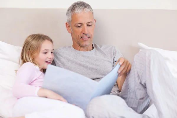 Padre leyendo una historia a su hija — Foto de Stock