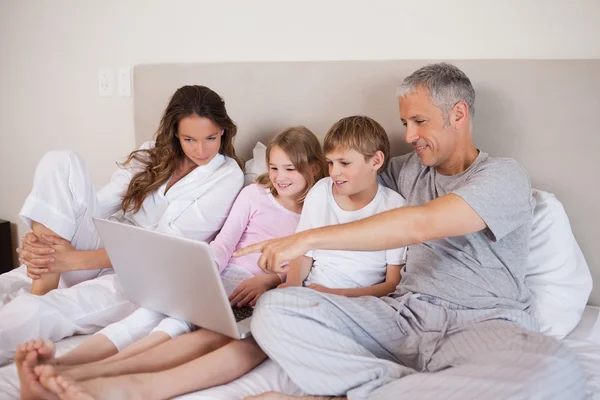 Family using a laptop — Stock Photo, Image
