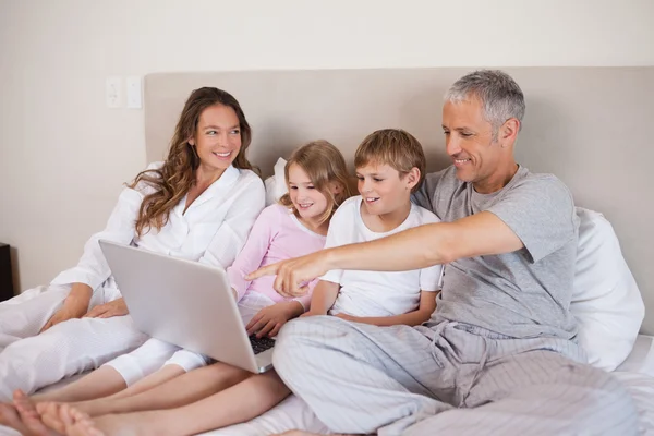 Familie met behulp van een laptop — Stockfoto