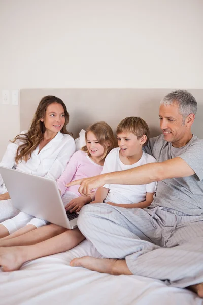 Portrait of a family using a notebook — Stock Photo, Image