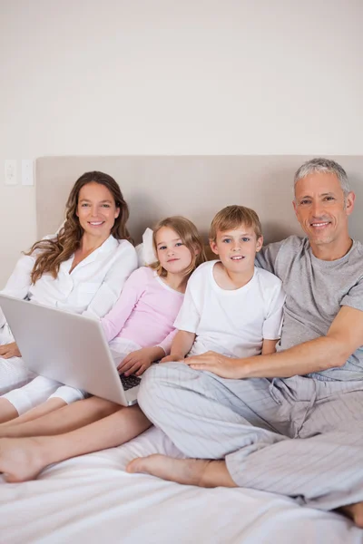 Portréja egy család használ egy laptop — Stock Fotó