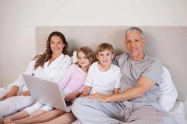 노트북을 사용 하 여 웃는 가족 — 스톡 사진