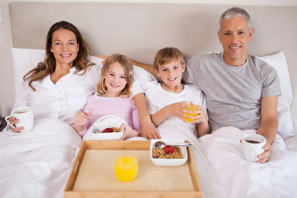 Rodina snídat v ložnici — Stock fotografie