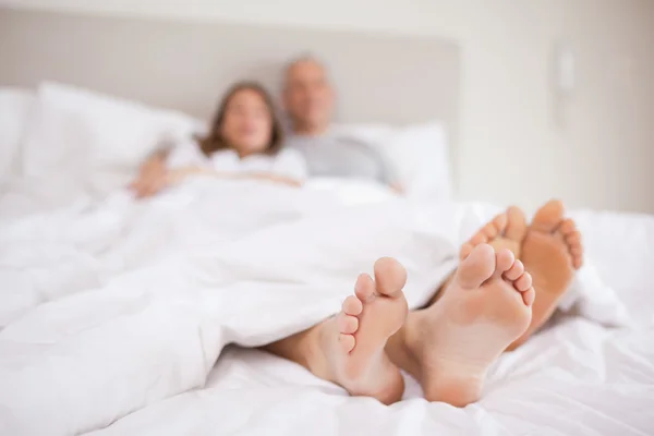 Paar liggen in een bed — Stockfoto