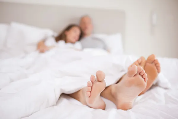 Underbara par liggande i en säng — Stockfoto