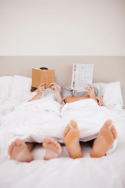 Portrait of playful couple reading — Stock Photo, Image