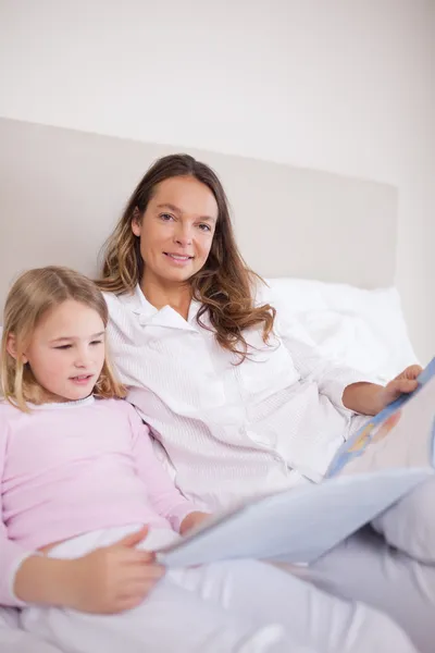 Annesiyle birlikte kitap okuma bir kız portresi — Stok fotoğraf