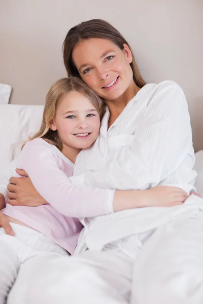 Portrait of a mother and her daughter hugging — Stock Photo, Image