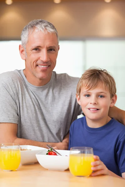Portrait of a boy and his father having breakfast — Stock Photo, Image