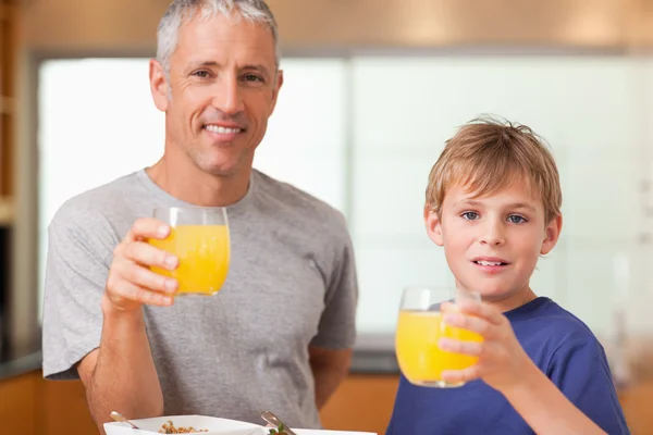 男孩和他父亲吃早餐 — 图库照片