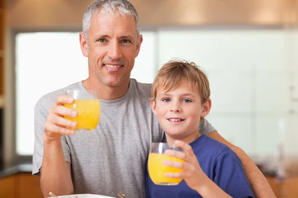 Jeune garçon et son père prendre le petit déjeuner — Photo