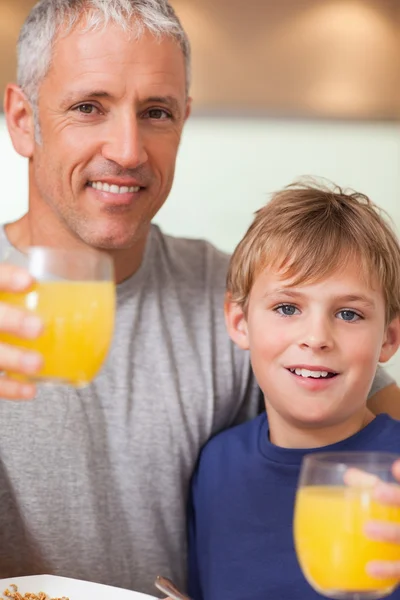 Крупный план мальчика и его отца, завтракающих — стоковое фото