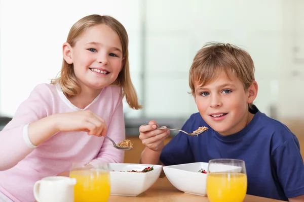 Παιδιά που παίρνουν πρωινό — Φωτογραφία Αρχείου