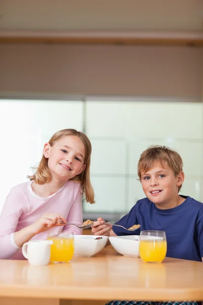 Портрет маленьких детей, завтракающих — стоковое фото