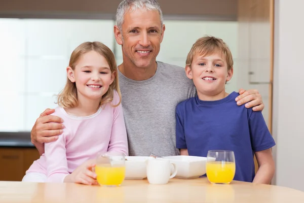 Father posing with his children in the morning — Stock Photo, Image