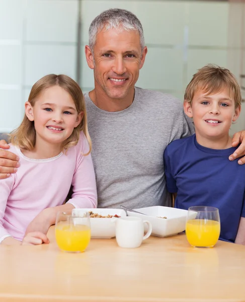 Portrait of a father posing with his children in the morning — Stock Photo, Image