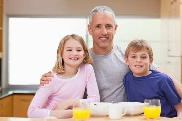 Sorridente padre posa con i suoi figli al mattino — Foto Stock