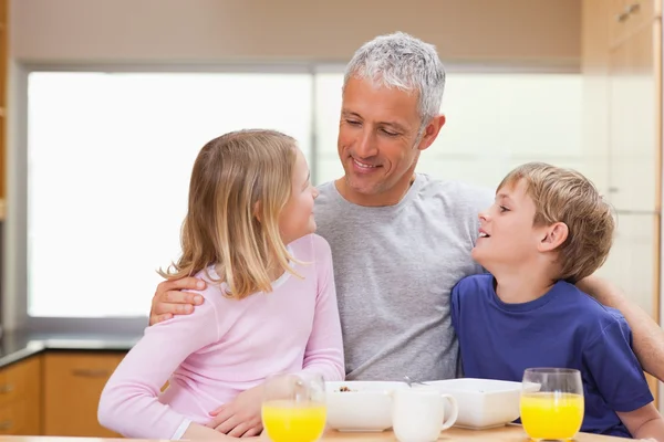 Glimlachend vader met zijn kinderen in de ochtend — Stockfoto