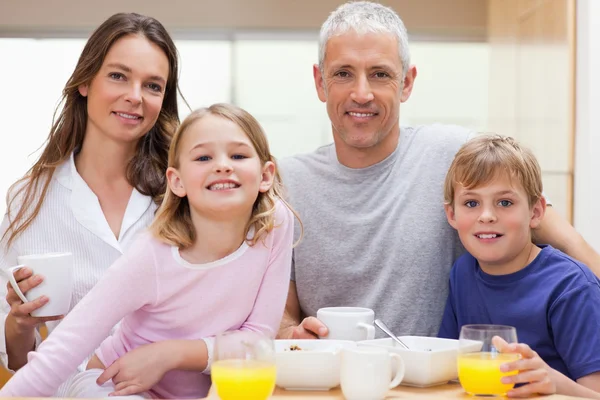 Familie ontbijten — Stockfoto