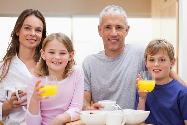 Ευτυχισμένη οικογένεια, έχοντας πρωινό — Φωτογραφία Αρχείου