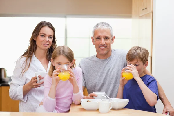아침 식사를 하는 미소짓는 가족 — 스톡 사진