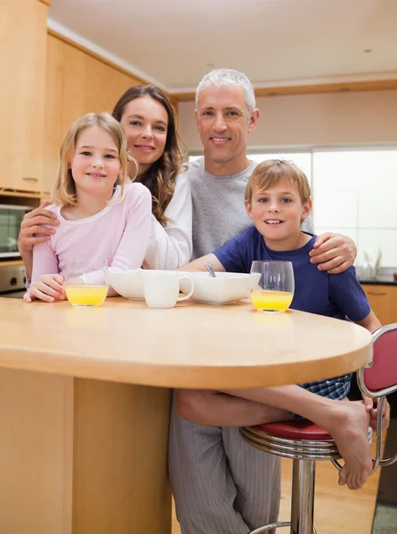 Retrato de uma família sorrindo tomando café da manhã — Fotografia de Stock