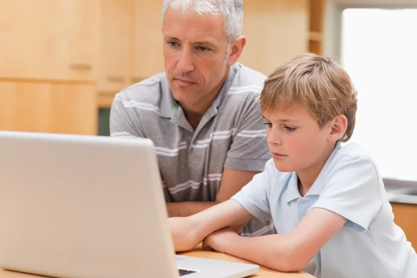 男孩和他父亲使用的便携式计算机 — 图库照片